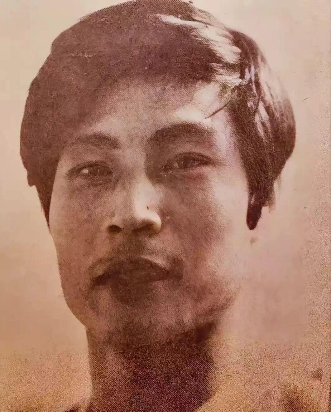 kaiyun-原南京部队足球队当家前锋，曾获得甲级联赛和足协杯金靴，黄德兴